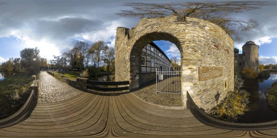 Play 'VR 360° - Wasserburg Haus zum Haus in Ratingen mit Luftbild