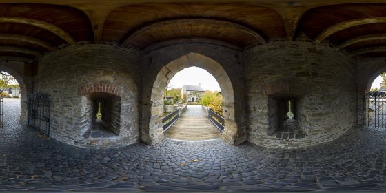 Play 'VR 360° - Wasserburg Haus zum Haus in Ratingen mit Luftbild