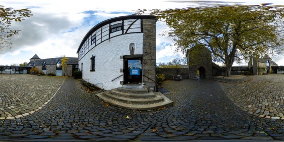 Play 'VR 360° - Wasserburg Haus zum Haus in Ratingen mit Luftbild