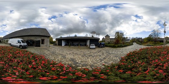 Play 'VR 360° - Wasserburg Haus zum Haus in Ratingen mit Luftbild