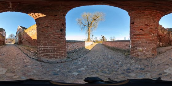 Play 'VR 360° - Final - Burg Stargard - Einfache Sprache