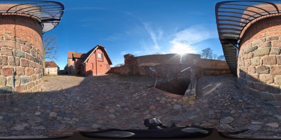 Play 'VR 360° - Final - Burg Stargard - Leichte Sprache